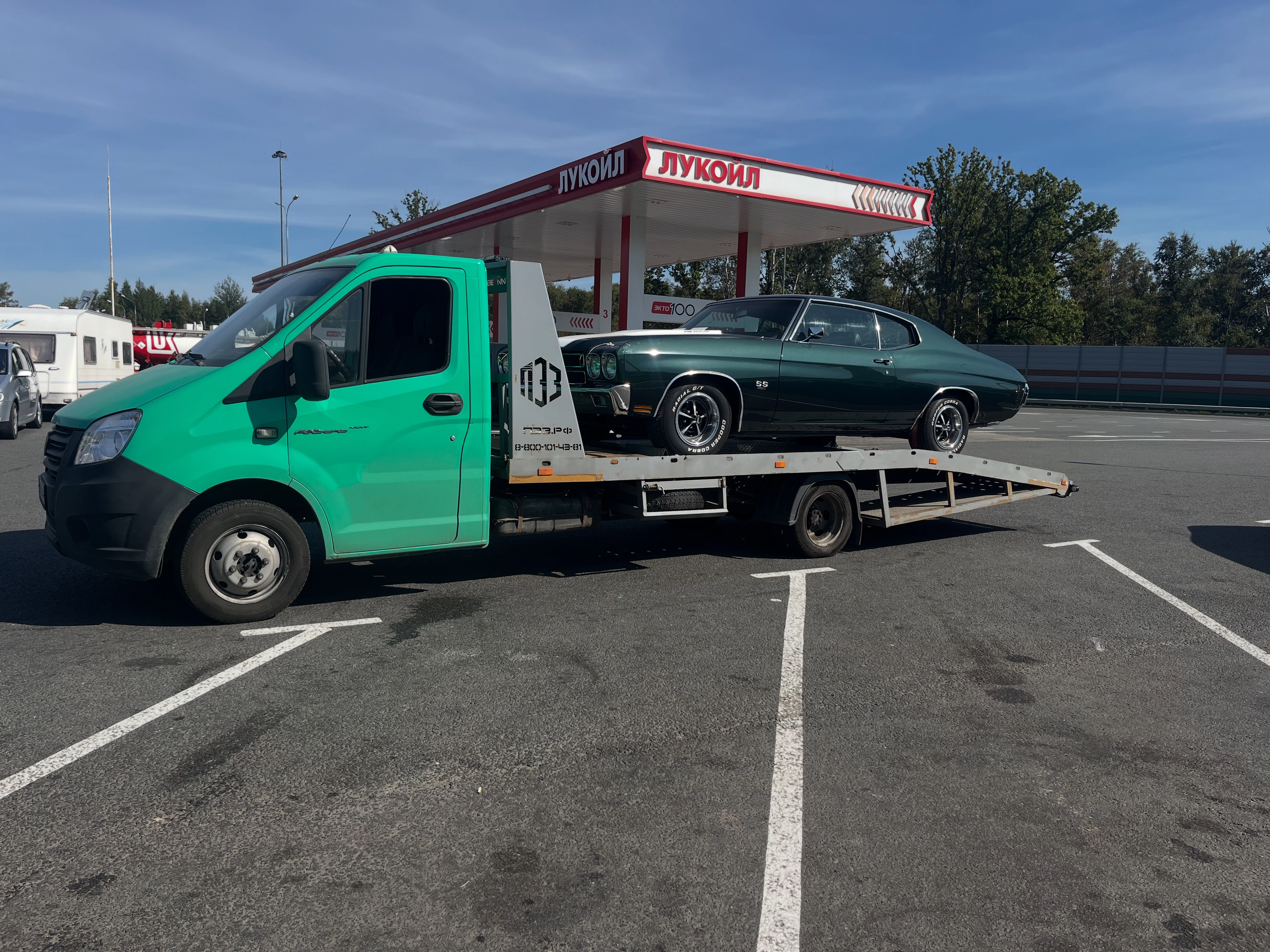 Погрузка эвакуатором на АЗС в Москкве